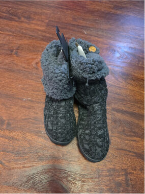 NWT Muk Luks Woman's Slipper size 6